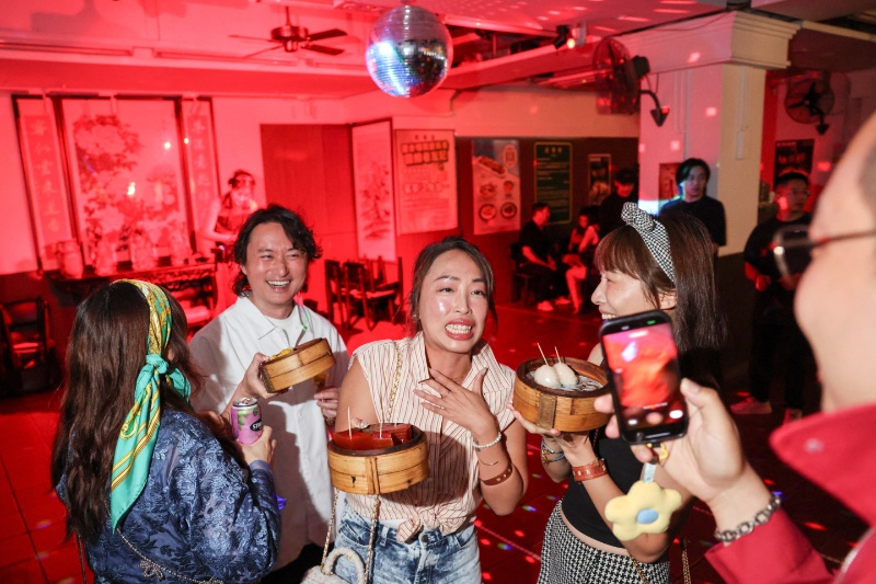 香港の老舗茶館、点心レイブで若者誘致