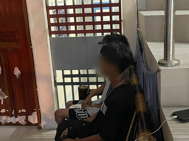 未明の住宅街で不審行動、男性2人連行