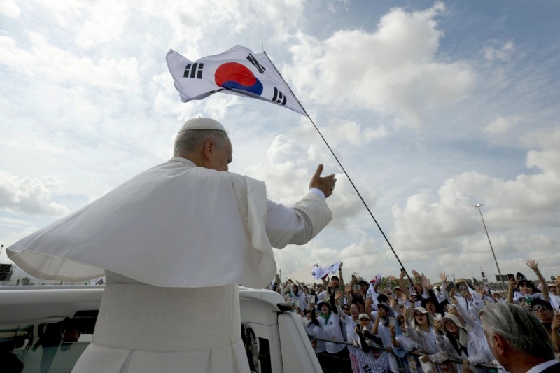 Pope leo xiv waves