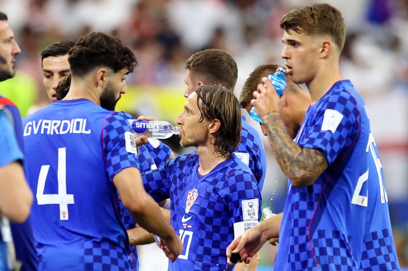 ワールドカップ試合中断に観客ブーイング