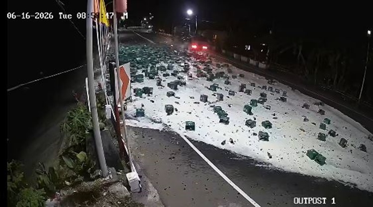 ソルソゴンで酒瓶事故、道路に酒流出