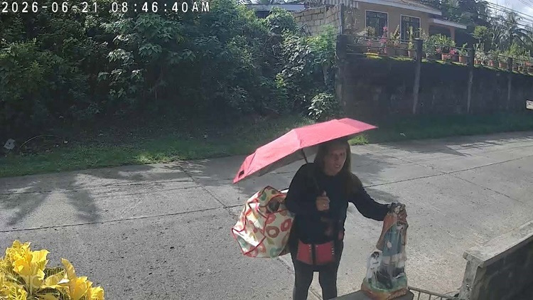 宗教像売り女性、スリッパ窃盗疑惑で騒動