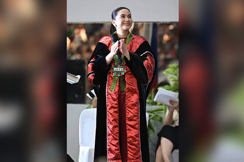 女優マリエル、卒業式での博士服着用に批判