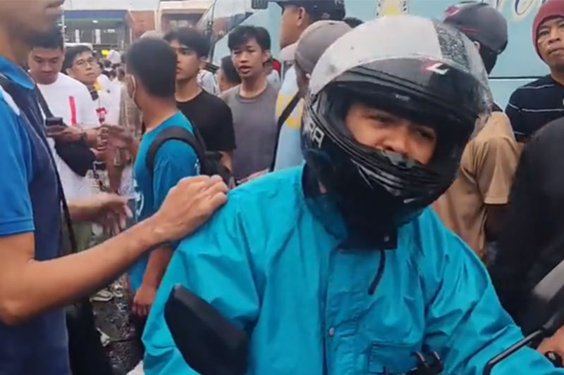 宗教集会でライダー脅迫、バイク鍵奪われる