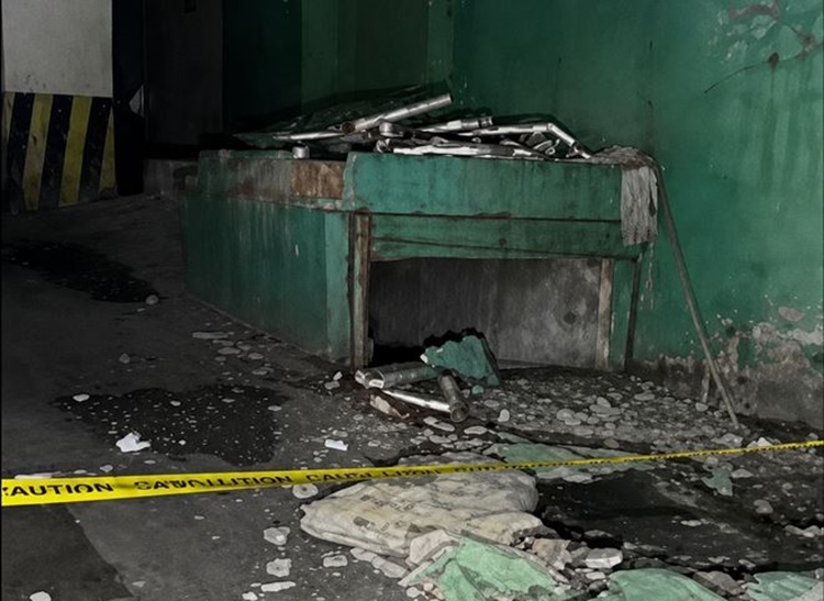 サンファン市で建物の外壁落下、露店商負傷