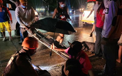 トラックから学生50人転落、4人重傷