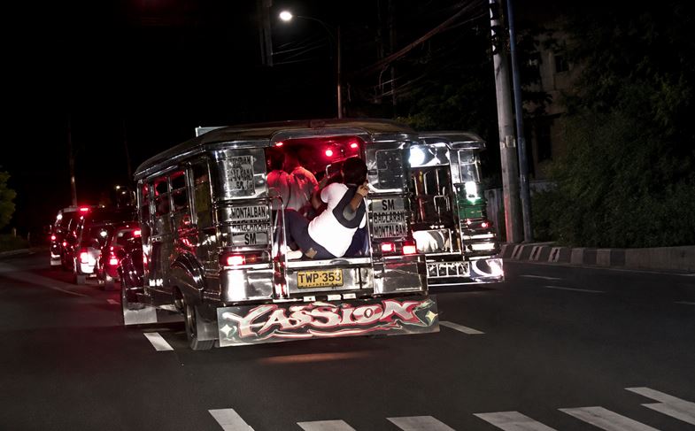 走行中のジプニーから乗客転落、運転手に説明命令