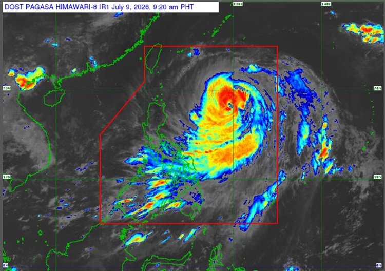 台風インダイ弱体化 フィリピン海を北上中