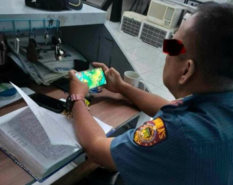 警官、勤務中に携帯ゲームで市民無視か