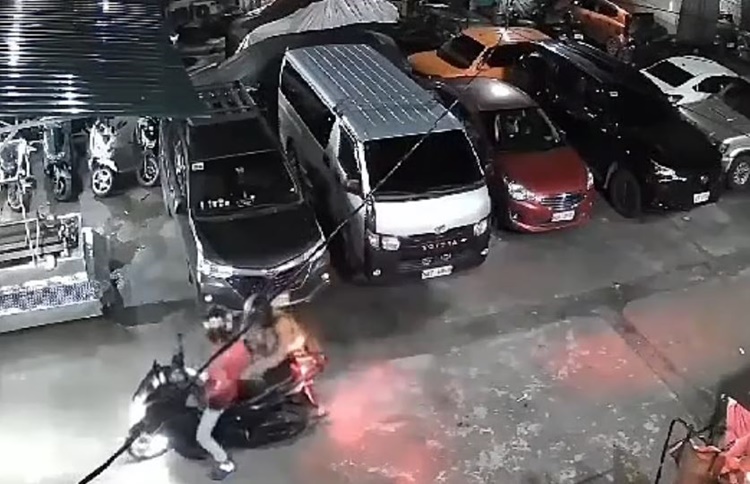 バイクタクシー運転手、乗客に襲われ死亡