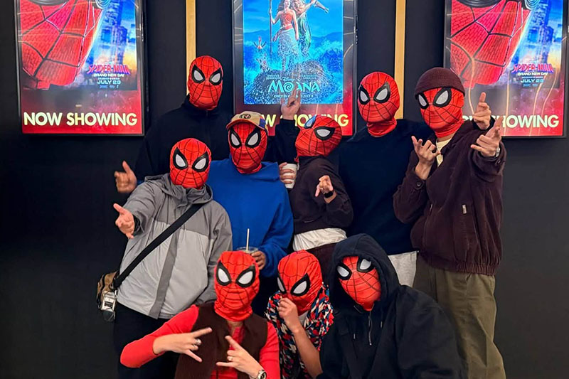 ベン＆ベン、スパイダーマン姿でファン爆笑