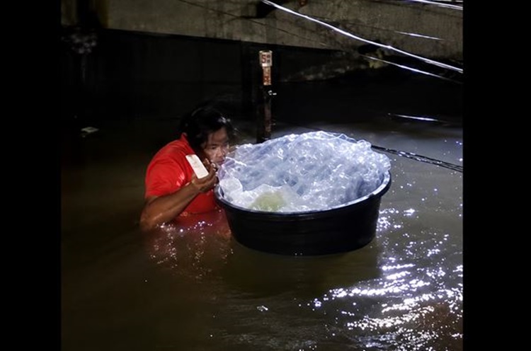 洪水からの赤ちゃん救出 助けを待たず自力で奮闘
