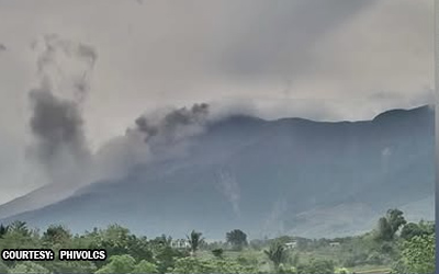 カンラオン火山、超高温の噴煙活動を観測
