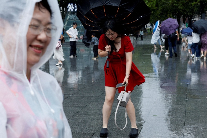 台風ドルフィン、中国東部を直撃 上海混乱