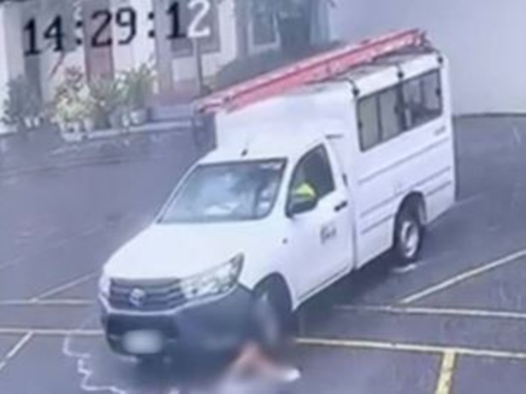 駐車場で子供ひいた運転手、免許永久剥奪