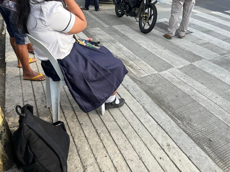 カリボで女子学生、横断中にバイク事故