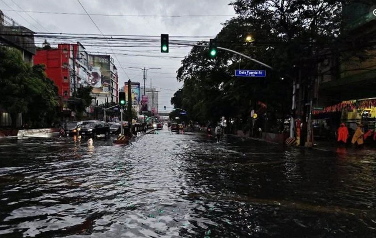 首都圏豪雨で各地冠水、通行困難に