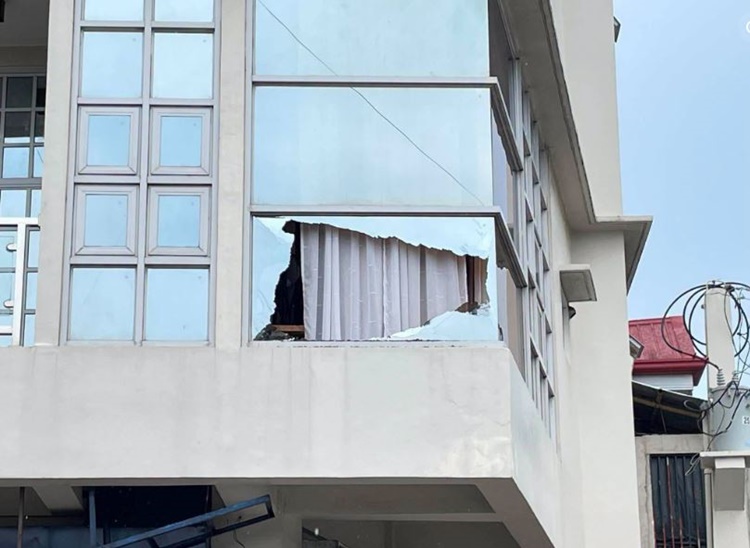 カリボの建物窓ガラス、謎の破損原因捜査中