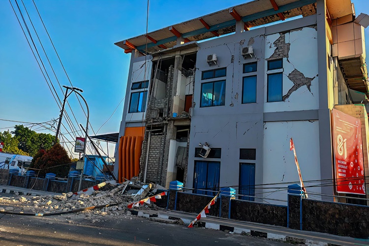 インドネシアでM7.7地震 津波警報発令