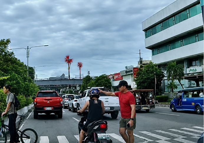 横断歩道無視のバイク運転手、歩行者がヘルメット叩く