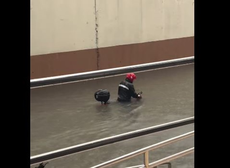 マカティ洪水でバイク押すライダーの試練