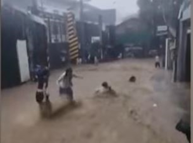 豪雨で学生ら流される 家路の途中で