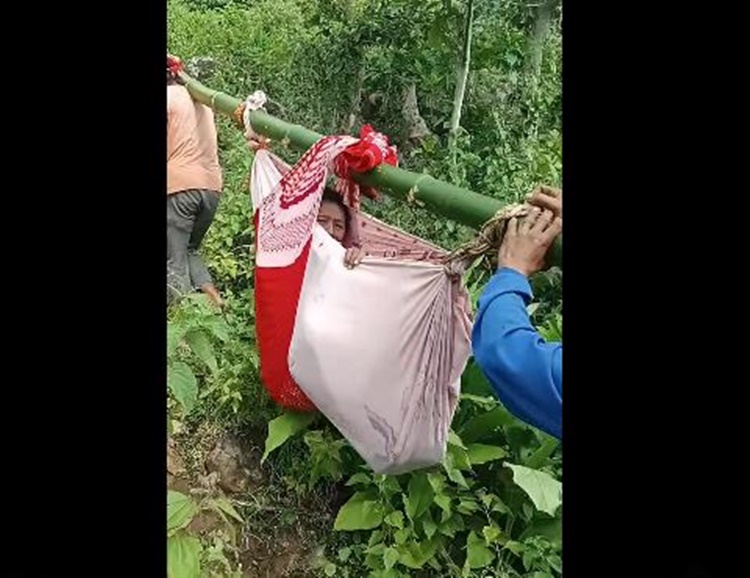 住民の助けで険しい道を越えた高齢者