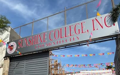 学生が次々に倒れる コタバト市の祝賀行事