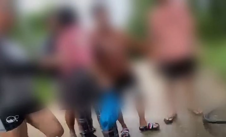 酔ったバイク追跡で若者自転車隊恐怖の逃走