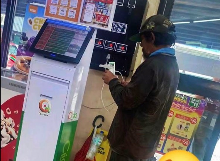 高齢男性、コンビニ充電所で心温まる光景
