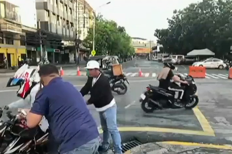 リポート中にバイク転倒　生放送ハプニング