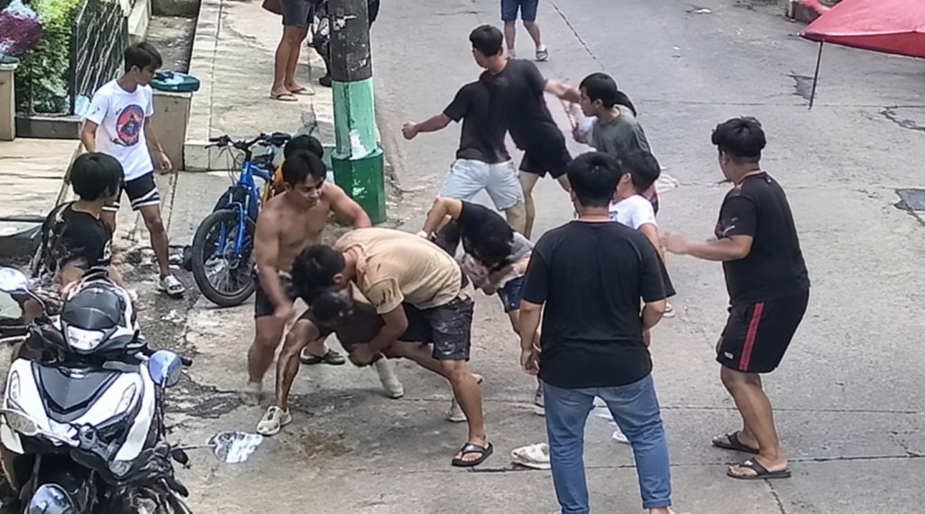 マニラで若者同士の激しい乱闘発生
