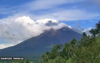 マヨン火山、灰を噴出 400メートル上昇
