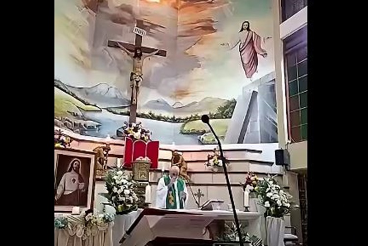 エクアドルで神父、ミサ中に落下事故死