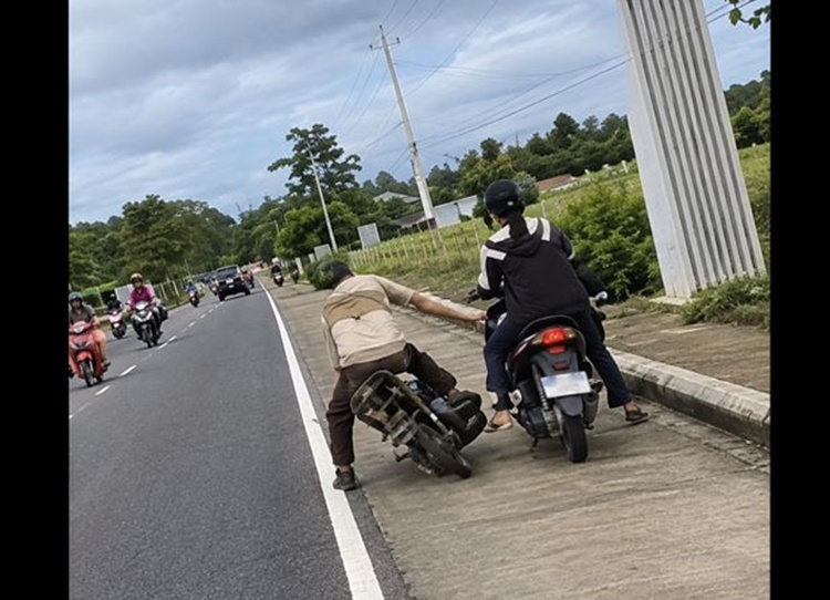 アイスクリーム売り、バイク乗客に突き落とされる
