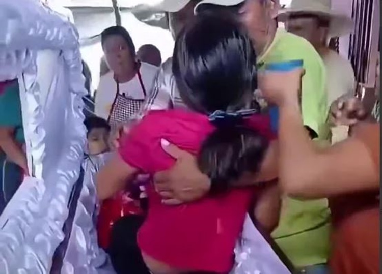 棺の中で目覚めた少女、葬儀が一変